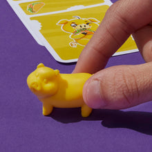 Carica l'immagine nel visualizzatore di Gallery, Piggy Piggy, gioco di carte, divertente e veloce gioco per famiglie, bambini, ragazzi e adulti, dai 7 anni in su, da 2 a 6 giocatori
