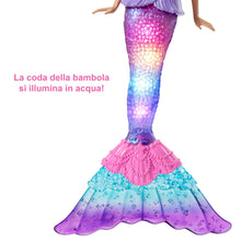 Carica l'immagine nel visualizzatore di Gallery, Barbie Dreamtopia Sirena Luci Scintillanti Bambola (30,4 cm, bionda) con luci che si attivano a contatto con l’acqua e capelli con ciocche rosa, regalo per bambini dai 3 ai 7 anni, HDJ36