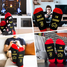 Carica l'immagine nel visualizzatore di Gallery, CYBIONE Calzini Da Gioco Divertenti Do Not DISTURB, I‘M GAMING’ in Cotone di Lusso - Regalo Perfetto per Adolescenti, Uomini, Natale - Taglia Unica EU 39-45 (Rosso)