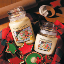 Carica l'immagine nel visualizzatore di Gallery, Yankee Candle Candela profumata in giara media | Biscotto di Natale | Durata Fino a 75 Ore