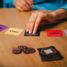 Carica l'immagine nel visualizzatore di Gallery, Rocco Giocattoli Yas Games- Hitster Original - L'Unico in Italiano - Gioco Musicale da 2 a 10 Giocatori dai 16 anni in s