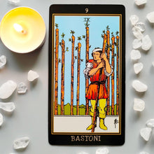 Carica l'immagine nel visualizzatore di Gallery, Pelucton Tarocchi Carte Italiano con Manuale per Principianti, Tarocchi Classici con Numeri Moderni e Nomi delle Carte in Italiano e in Inglese.