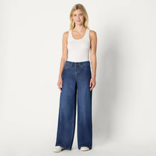 Carica l'immagine nel visualizzatore di Gallery, Amazon Essentials Jeans a Vita Media Ultra Morbidi a Gamba Larga Donna, Lavaggio Ombré Scuro, 50