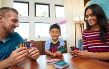 Carica l'immagine nel visualizzatore di Gallery, Mattel Games Uno Flip, L'elettrizzante variante del mitico gioco di carte per tutta la famiglia in una scatola in metallo, 112 carte fronte/retro e carte speciali FLIP, giocattolo 7+ anni, GDG37