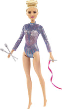 Carica l&#39;immagine nel visualizzatore di Gallery, Barbie -Ginnasta, Bambola Bionda con Coloratissimo Body, 2 Bastoni e Nastro, Giocattolo per Bambini 3+ Anni, GTN65
