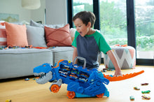 Carica l'immagine nel visualizzatore di Gallery, Hot Wheels City 'Let's Race' Netflix - Mega Dino Trasportatore, pista da corsa che si trasforma in un T-Rex, playset con luci e suoni, box per riporre 20 macchinine in scala 1:64, 4+ anni, HNG50