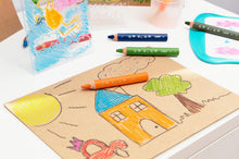 Carica l'immagine nel visualizzatore di Gallery, Matite per colorare multisuperficie BIC Kids Multisurface con fusto triangolare per superfici non porose - Colori assortiti, Confezione da 12