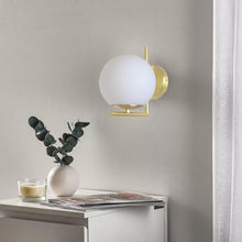Carica l'immagine nel visualizzatore di Gallery, Alpinaluz Applique da parete: paralume a sfera in vetro opaco bianco, portalampada in alluminio dorato E27, stile modern