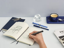 Carica l&#39;immagine nel visualizzatore di Gallery, PILOT - Set di 4 V5 - Penna roller con Inchiostro liquido e punta Fine per una scrittura fluida e precisa - Asciugatura rapida, non sanguina - Nero - Punta Fine (0,5 mm)