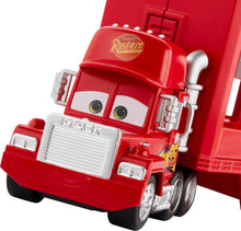 Carica l'immagine nel visualizzatore di Gallery, Mattel Disney Pixar CARS - Mack Mini Racers Trasportatore, include mini veicolo die-cast di Saetta McQueen, trasporta fino a 18 mini veicoli da corsa, giocattolo per bambini, 4+ anni, GNW34