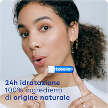 Carica l&#39;immagine nel visualizzatore di Gallery, Labello Classic Care Balsamo Labbra 4.8 g, Burrocacao labbra classico fondente sulle labbra, Lip balm con burro di karité idratante fino a 24 ore, Senza oli minerali e paraffine
