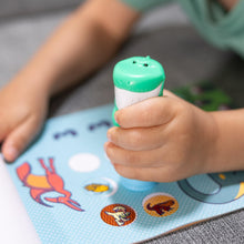 Carica l'immagine nel visualizzatore di Gallery, Melissa &amp; Doug Sticker WOW! Timbratore di Adesivi e Blocco Attività 24 Pagine, 300 Adesivi - Dinosauro, Gioco Educativo 