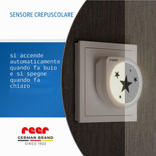 Carica l'immagine nel visualizzatore di Gallery, reer NightGuide Star, luce notturna a LED con sensore crepuscolare, luce bianca calda, risparmio energetico, per prese, 