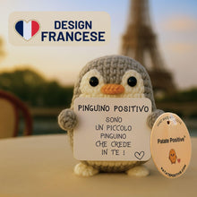 Carica l&#39;immagine nel visualizzatore di Gallery, Pinguino Positivo© | Regalo Originale e Divertente | Idea Simpatica | Festa Bambini Ragazzi | Compleanno Bimba Bimbo| Decorazione Cameretta| Amigurumi Casa | Bambola Umoristica | Peluche Motivazionale