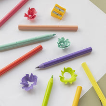 Carica l'immagine nel visualizzatore di Gallery, Legami - Set di 24 Matite Colorate con Temperino Teddy Friends, Pastelli per Colorare, a Forma di Orsetto, Resistenti, Senza Legno, Colori brillanti, Contenitore in PET riutilizzabile