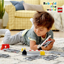 Carica l&#39;immagine nel visualizzatore di Gallery, LEGO DUPLO Binari Ferroviari, Giochi per Bambini e Bambine in Età Prescolare da 2-5 Anni con Mattoncino Sonoro e Passaggio a Livello per Ampliare un Percorso del Treno, Giocattoli Educativi 10882