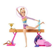 Carica l&#39;immagine nel visualizzatore di Gallery, Barbie - Ginnastica Artistica, playset con bambola ginnasta bionda, tuta per il riscaldamento, trave, fermo a C per le acrobazie e 10+ accessori inclusi, giocattolo per bambini, 3+ anni, HRG52