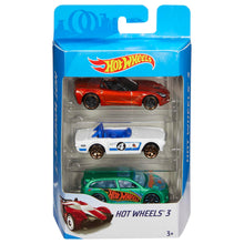 Carica l&#39;immagine nel visualizzatore di Gallery, Hot Wheels - Confezione da tre macchinine, veicoli classici ed esclusivi in scala 1:64 da collezionare, linee autentiche e decorazioni mozzafiato, giocattolo per bambini, 3+ anni, K5904