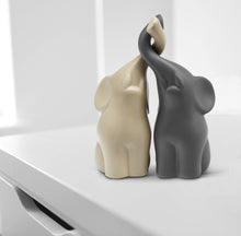 Carica l&#39;immagine nel visualizzatore di Gallery, Coppia armoniosa di elefanti in ceramica in beige e grigio - Scultura moderna, coppia di due singoli elefanti - Statuetta decorativa alta 16 cm - Elefante come perfetta idea regalo