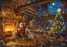 Carica l'immagine nel visualizzatore di Gallery, Schmidt Spiele 59494 - Puzzle "Thomas Kinkade, Babbo Natale e i suoi gnomi", edizione limitata, 1000 pezzi, multicolore