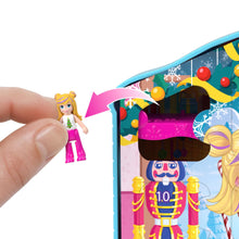 Carica l'immagine nel visualizzatore di Gallery, Polly Pocket - Calendario dell'Avvento, playset casa di pan di zenzero con 2 bambole e 24 accessori a sorpresa a tema festività inclusi, giocattolo per bambini, 4+ anni, HWP33