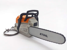 Carica l'immagine nel visualizzatore di Gallery, Stihl - Portachiavi a forma di motosega, funzionamento a batteria