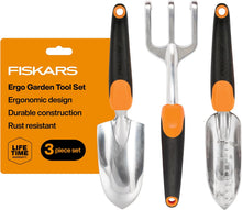 Carica l'immagine nel visualizzatore di Gallery, Fiskars Set di Attrezzi da Giardino, 3 Pezzi, con cazzuola Resistente alla ruggine, fioriera e coltivatore, Attrezzi da Giardino per piantare all'aperto, Set di Attrezzi ergonomici da Cortile, Regalo
