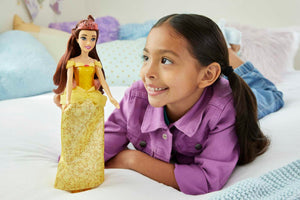 Mattel Disney Princess - Belle bambola con capi e accessori scintillanti ispirati al film, giocattolo per bambini, 3+ Anni, HLW11