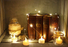 Carica l'immagine nel visualizzatore di Gallery, Idena 50023 - LED tea lights, 24 pezzi, candele elettriche con luce tremolante, batterie incluse, decorazione per matrim