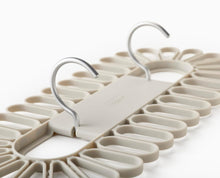 Carica l'immagine nel visualizzatore di Gallery, Joseph Joseph Petal Stendibiancheria con 32 Pinze, Ideale per Calze/Biancheria, Ganci in Alluminio Resistenti, Pieghevole