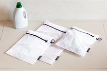 Carica l'immagine nel visualizzatore di Gallery, Brabantia - Sacca per il Lavaggio dei Capi Delicati - Sacchetto Protettivo in Rete per il Bucato per i Capi - Copertura Speciale a Strappo - Set di 3 in 2 Misure - White - 33 x 25 cm / 45 x 33 cm