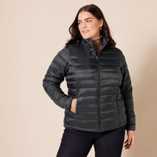 Carica l'immagine nel visualizzatore di Gallery, Amazon Essentials Piumino leggero a maniche lunghe resistente all'acqua ripiegabile (disponibile in taglie forti) Donna, Nero, XL