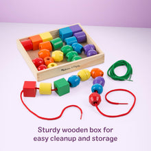 Carica l'immagine nel visualizzatore di Gallery, Melissa &amp; Doug Perline Grandi in Legno da Infilare – Cassetta in Legno con Perline Colorate, Gioco di Incastri, Giochi M