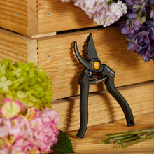 Carica l'immagine nel visualizzatore di Gallery, Fiskars Forbici da Giardino Bypass Professionali, Lama Teflonata, 1001530