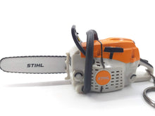 Carica l'immagine nel visualizzatore di Gallery, Stihl - Portachiavi a forma di motosega, funzionamento a batteria