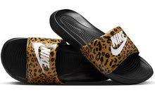 Carica l'immagine nel visualizzatore di Gallery, Nike W Victori One Slide Print, Scarpe da Ginnastica Donna, Chutney/Bianco-Nero, 35.5 EU