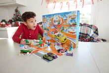 Carica l'immagine nel visualizzatore di Gallery, Hot Wheels - Calendario dell'Avvento 2024, 24 finestrelle numerate con sorprese e Tappetino di Gioco, 8 macchinine e 16 Accessori a Tema Invernale, Giocattolo per Bambini, 3+ Anni, HTG00