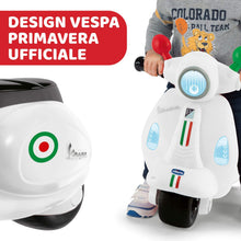 Carica l&#39;immagine nel visualizzatore di Gallery, Chicco Vespa per Bambini Primavera Bianca, Moto Giocattolo Cavalcabile con Pannello Elettronico, Luci e Suoni, Ruote di Supporto Rimuovibili, Max 25 Kg, Giochi per Bambini 1-3 Anni