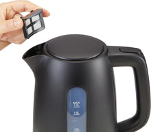 Carica l'immagine nel visualizzatore di Gallery, Amazon Basics Bollitore Elettrico 1,7L, 2200 W, Senza BPA con Base a 360°, Spegnimento Automatico e Filtro Anticalcare Estraibile, Nero Opaco