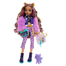 Carica l'immagine nel visualizzatore di Gallery, Monster High - Clawdeen Wolf, bambola dal look mostruoso con cucciolo Crescent e accessori inclusi, tra cui zaino, snack