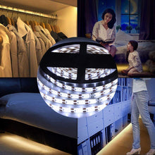 Carica l'immagine nel visualizzatore di Gallery, OriFiil Luce Armadio, 1M LED Striscia con Sensore di Movimento, Luci LED a Batteria per Camera da letto, Scale, Corridoio, Cucina, Guardaroba etc-Auto/On/Off
