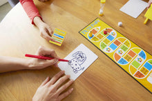 Carica l&#39;immagine nel visualizzatore di Gallery, Mattel Games Pictionary - Disegna l&#39;indizio della carta e prova ad indovinare, gioco di carte per serate in famiglia e con amici, giocattolo per bambini, 8+ anni, versione Italiana, DPR76