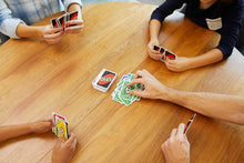 Carica l'immagine nel visualizzatore di Gallery, Mattel Games UNO, l'iconico gioco di carte per tutta la famiglia in confezione di metallo da collezione, 112 carte riciclabili per serate di gioco e feste tra amici, giocattolo, 7+ anni, HGB63