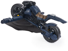 Carica l'immagine nel visualizzatore di Gallery, DC Comics, Veicolo Batman Adventures 2 in 1, Batcycle Trasformabile, Macchina Batman Compatibile con Tutte Le Action Figure Batman, Batmobile Trasformabile, Giochi per Bambini e Bambine, 4+ Anni