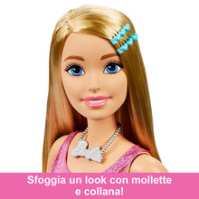 Carica l&#39;immagine nel visualizzatore di Gallery, Barbie - Bambola grande con capelli biondi, alta 71 cm con abito rosa scintillante, collana, fermaglio per capelli e tanti accessori, giocattolo per bambini, 3+ anni, HJY02