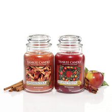 Carica l'immagine nel visualizzatore di Gallery, Yankee Candle Candela profumata in giara grande, Red Apple Wreath, Durata Fino a 150 Ore