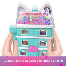 Carica l'immagine nel visualizzatore di Gallery, Polly Pocket - La Casa delle Bambole di Gabby, cofanetto con mini Gabby e 9 accessori, include gli amici gattini Pandy Panda, Dolcetto e Siregatta, giocattolo per bambini, 4+ anni, JFV02