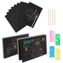 Carica l&#39;immagine nel visualizzatore di Gallery, Relota 50 Pezzi Scratch Art Bambini Set, Fogli Arcobaleno da Grattare con 5 Stilo in Legno, 4 Righelli Modello, Blocco da Disegno Rainbow Scratch Paper per Appunti, Disegni, Giochi, Scrittura