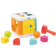 Carica l&#39;immagine nel visualizzatore di Gallery, Chicco Cubo Incastra e Martella 2 in 1, Gioco Educativo per Bambini 10 Mesi - 3 Anni, con 4 Forme Geometriche, 2 Sfere e Martello Giocattolo, Multiattività