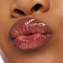 Carica l'immagine nel visualizzatore di Gallery, essence CHOCO BOMB shiny lipgloss naturale idratante finish lucido (10 ml)